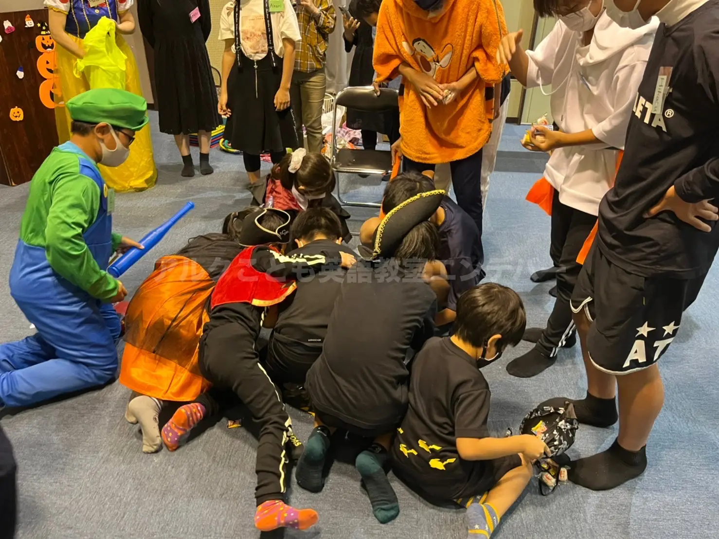 熊本市のこども英語教室エンデバー恒例ハロウィンパーティー。ピニャータ割