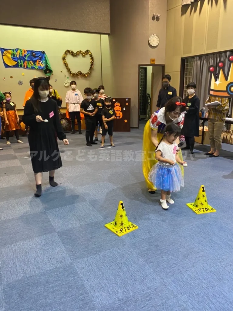 熊本市のこども英語教室エンデバー恒例ハロウィンパーティー。卵運び